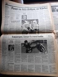 Radikal Gazetesi - Turkish Newspaper - 3 Kasım 1996 - Refah Partisi'nin demokratikleşme paketinden türban çıkacak - Refah Partisi'nin yayın organı milli gazetede yüz öpmek mekruh dendi Fotoğrafı - Tansu Çiller'in bankacısı Halit Cıngıllıoğlu'na soruşturma - madeni 50 bin liralık 12 Kasım'da piyasada - cezaevindeki Işık Yurtçu'ya basın özgürlük ödülü - kabadayı Sedat Peker'den uyuşturucu vakfı Fotoğrafı - Aczmendiler rejimi yıkacağız - Yazar Emine Şenlikoğlu her kesimin yobazı var - Bosna ABD'ye boyun eğdi - Atruş Kampı BM'nin değil PKK'nın elinde - Fenerbahçe ne Ada dinliyor ne Körfez - Galatasaray teselli arıyor - NBA'de ilk maçlar oynandı - tiyatro sinema programı - TÜYAP kitap fuarının Onur yazarı Peride Celal ile röportaj - Nazım Hikmet'in Kuvayı Milliye destanı kapalı gişi oynuyor fotoğraf - Michael Jackson'ın konser rüşveti Fotoğrafı - Charlie Chaplin'den Wood Allen'a yüz yıldır Beyaz perdeyi kahkaya boğan filmlerin en iyileri seçildi fotoğraf - Cemal Süreya şiir ödülleri