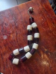 Fıçı Kesim Beyaz Katalin habbe ile fıçı Kesim ateş Kehribar habbelerden oluşan. 1970 li yıllardan maskot tespih