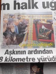 Hürriyet Gazetesi- Sadece 4 sayfadır içinden12 Kasım 2006 - Bülent Ecevit'i hem devlet hem halk uğurladı Fotoğrafı - Rahşan Ecevit aşkının ardından 8 kilometre yürüdü Fotoğrafı - imamın dili sürçtü duayı Rahşan Ecevit'e yolladı - 5 Cumhurbaşkanı mecliste bir arada - Rauf Denktaş Mehmet Ali Talat Kenan Evren Ahmet Necdet Sezer ve Süleyman Demirel Bülent Ecevit'in tabutunun başında buluştu Fotoğrafı - Rahşan Ecevit MHP Genel Başkanı Devlet Bahçeli'nin yüzüne bakmadı Fotoğrafı - Rahşan Ecevit 7. Cumhurbaşkanı Kenan Evren'e de bakmadı - Bülent Ecevit'in hayatını kurtaran FBI ajanı Bernard Johnson'dan başsağlığı mesajı - Bülent Ecevit'in cenaze töreninde Türkiye laiktir laik kalacak sloganları - zonguldak'tan gelen madenciler de cenazedeydi Fotoğrafı - Bülent Ecevit'e Karaoğlan ismini takan Şehzade Şahin de cenazedeydi Fotoğrafı - askerlerin Bülent Ecevit'e vedası Cennet kapısından - Azerbaycan devlet başkanı İlham Aliyev'den Çelenk - Recep Tayyip Erdoğan AKP 2. Olağan kongresinde Fotoğrafı