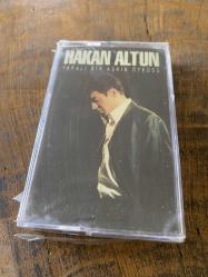 HAKAN ALTUN - YARALI BİR AŞKIN ÖYKÜSÜ - KASET (JELATİNİNDE)