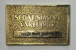 1987 Sedat Simavi Vakfı Prof. Dr. Nuri Saryal Hatıra Rozeti / Plaketi Koleksiyonluk
