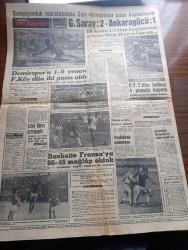 Akşam Gazetesi - Turkish Newspaper - 22 Mayıs 1961 - Adalet Partisi diğer partiler için solcu diyor - CMKP lideri Osman Bölükbaşı Adana'da husumet ve kin devrinin kapanması lüzumunu belirtti - Sağır ve dilsizler bir müsamere tertip ettiler Fotoğrafı - Batı Almanya'nın Türkiye yapacağı yardım 100 200 milyon mark arasında olacak - maça giderken kaza oldu 16 yaralı var Fotoğrafı - Karma komisyon bugün toplanıyor - örfi idare 3 ay uzatılacak - arabacılar Dün Kongo yapamadı - harp okulu yürüyüşü törenle kutlandı - bergama'da 2000 yıllık yeraltı yolları bulundu fotoğraf - Devlet bakanı Fahri Özdilek kaza geçirdi - halk şairi Yunus Emre şarköy'de törenle anıldı Fotoğrafı - sağdunun üstünlüğü yazan Müşerref Hekimoğlu - İstanbul'da bugün bu gece sinema programı - Haydarpaşa lisesi konseri - Kont Senlibenli karikatür - yurdumuzun tatil cennetleri Bursa - Aziz Nesin ile Osman Nuri Çerman protesto edildi - Galatasaray 2 Ankaragücü 1 Fotoğrafı - at yarışları - basketbolda Fransa'ya 60 - 45 yenildik