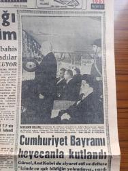 Akşam Gazetesi - Turkish Newspaper - 30 Ekim 1961 - meclis başkanlığı için yeni aday Nihat Erim - Adalet Partililer  profesör Nihat Erim'in adaylığı bahis konusu olursa destekleyeceklerini açıkladılar - ilk Türk otomobili Devrim dün Cumhurbaşkanı Cemal Gürsel'e hediye edildi fotoğraf - seri halinde yerli otomobil yapılacak - Cumhuriyet Bayramı heyecanla kutlandı Fotoğrafı - Cumhuriyet Bayramı sebebiyle Ankara hipodromda geçit töreni çok parlak oldu . 2 lider Ragıp Gümüşpala ve İsmet İnönü ve eşleri Cumhuriyet Bayramı etkinliklerinde Fotoğrafı - salyangoz ihracı için prim isteniyor - mahkum aileleri af için gösteri yaptı - hukukçular Af istemiyor - uzlaşmazlık neden yazan Müşerref Hekimoğlu - at yarışları neticeleri - Sovyet Rusya büyük bir bomba daha patlattı - ölüm peşimizde filmi başrolde Ayhan Işık Fatma Girik Ankara'da Seyran Melek Şan sinemalarında - Milli Takım Norveç'i son 30 dakikada yendi Fotoğraflar - Metin Oktay golü böyle attı Fotoğrafı - Rus başantrenörü Kaçalin sevindi