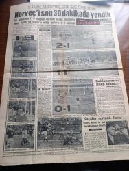 Akşam Gazetesi - Turkish Newspaper - 30 Ekim 1961 - meclis başkanlığı için yeni aday Nihat Erim - Adalet Partililer  profesör Nihat Erim'in adaylığı bahis konusu olursa destekleyeceklerini açıkladılar - ilk Türk otomobili Devrim dün Cumhurbaşkanı Cemal Gürsel'e hediye edildi fotoğraf - seri halinde yerli otomobil yapılacak - Cumhuriyet Bayramı heyecanla kutlandı Fotoğrafı - Cumhuriyet Bayramı sebebiyle Ankara hipodromda geçit töreni çok parlak oldu . 2 lider Ragıp Gümüşpala ve İsmet İnönü ve eşleri Cumhuriyet Bayramı etkinliklerinde Fotoğrafı - salyangoz ihracı için prim isteniyor - mahkum aileleri af için gösteri yaptı - hukukçular Af istemiyor - uzlaşmazlık neden yazan Müşerref Hekimoğlu - at yarışları neticeleri - Sovyet Rusya büyük bir bomba daha patlattı - ölüm peşimizde filmi başrolde Ayhan Işık Fatma Girik Ankara'da Seyran Melek Şan sinemalarında - Milli Takım Norveç'i son 30 dakikada yendi Fotoğraflar - Metin Oktay golü böyle attı Fotoğrafı - Rus başantrenörü Kaçalin sevindi