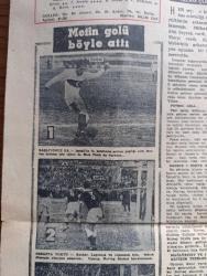 Akşam Gazetesi - Turkish Newspaper - 30 Ekim 1961 - meclis başkanlığı için yeni aday Nihat Erim - Adalet Partililer  profesör Nihat Erim'in adaylığı bahis konusu olursa destekleyeceklerini açıkladılar - ilk Türk otomobili Devrim dün Cumhurbaşkanı Cemal Gürsel'e hediye edildi fotoğraf - seri halinde yerli otomobil yapılacak - Cumhuriyet Bayramı heyecanla kutlandı Fotoğrafı - Cumhuriyet Bayramı sebebiyle Ankara hipodromda geçit töreni çok parlak oldu . 2 lider Ragıp Gümüşpala ve İsmet İnönü ve eşleri Cumhuriyet Bayramı etkinliklerinde Fotoğrafı - salyangoz ihracı için prim isteniyor - mahkum aileleri af için gösteri yaptı - hukukçular Af istemiyor - uzlaşmazlık neden yazan Müşerref Hekimoğlu - at yarışları neticeleri - Sovyet Rusya büyük bir bomba daha patlattı - ölüm peşimizde filmi başrolde Ayhan Işık Fatma Girik Ankara'da Seyran Melek Şan sinemalarında - Milli Takım Norveç'i son 30 dakikada yendi Fotoğraflar - Metin Oktay golü böyle attı Fotoğrafı - Rus başantrenörü Kaçalin sevindi