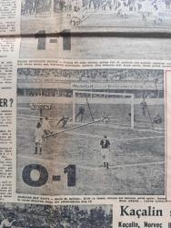 Akşam Gazetesi - Turkish Newspaper - 30 Ekim 1961 - meclis başkanlığı için yeni aday Nihat Erim - Adalet Partililer  profesör Nihat Erim'in adaylığı bahis konusu olursa destekleyeceklerini açıkladılar - ilk Türk otomobili Devrim dün Cumhurbaşkanı Cemal Gürsel'e hediye edildi fotoğraf - seri halinde yerli otomobil yapılacak - Cumhuriyet Bayramı heyecanla kutlandı Fotoğrafı - Cumhuriyet Bayramı sebebiyle Ankara hipodromda geçit töreni çok parlak oldu . 2 lider Ragıp Gümüşpala ve İsmet İnönü ve eşleri Cumhuriyet Bayramı etkinliklerinde Fotoğrafı - salyangoz ihracı için prim isteniyor - mahkum aileleri af için gösteri yaptı - hukukçular Af istemiyor - uzlaşmazlık neden yazan Müşerref Hekimoğlu - at yarışları neticeleri - Sovyet Rusya büyük bir bomba daha patlattı - ölüm peşimizde filmi başrolde Ayhan Işık Fatma Girik Ankara'da Seyran Melek Şan sinemalarında - Milli Takım Norveç'i son 30 dakikada yendi Fotoğraflar - Metin Oktay golü böyle attı Fotoğrafı - Rus başantrenörü Kaçalin sevindi