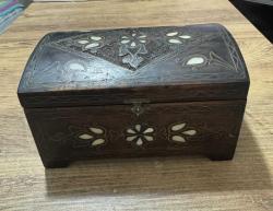 Antika El işçiliği desenli, Sedef ve Pirinç kakmalı ahşap Takı aksesuar kutusu. İçi kadife kaplıdır, temiz ve sağlam durumdadır. Hem dekoratif hem kullanışlı bir üründür. Koleksiyonluk veya hediye için uygundur. Boy 21 cm En 13 cm Yüksekliği 13cm
