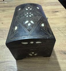 Antika El işçiliği desenli, Sedef ve Pirinç kakmalı ahşap Takı aksesuar kutusu. İçi kadife kaplıdır, temiz ve sağlam durumdadır. Hem dekoratif hem kullanışlı bir üründür. Koleksiyonluk veya hediye için uygundur. Boy 21 cm En 13 cm Yüksekliği 13cm