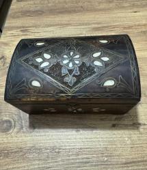 Antika El işçiliği desenli, Sedef ve Pirinç kakmalı ahşap Takı aksesuar kutusu. İçi kadife kaplıdır, temiz ve sağlam durumdadır. Hem dekoratif hem kullanışlı bir üründür. Koleksiyonluk veya hediye için uygundur. Boy 21 cm En 13 cm Yüksekliği 13cm