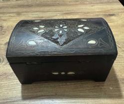 Antika El işçiliği desenli, Sedef ve Pirinç kakmalı ahşap Takı aksesuar kutusu. İçi kadife kaplıdır, temiz ve sağlam durumdadır. Hem dekoratif hem kullanışlı bir üründür. Koleksiyonluk veya hediye için uygundur. Boy 21 cm En 13 cm Yüksekliği 13cm