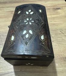 Antika El işçiliği desenli, Sedef ve Pirinç kakmalı ahşap Takı aksesuar kutusu. İçi kadife kaplıdır, temiz ve sağlam durumdadır. Hem dekoratif hem kullanışlı bir üründür. Koleksiyonluk veya hediye için uygundur. Boy 21 cm En 13 cm Yüksekliği 13cm