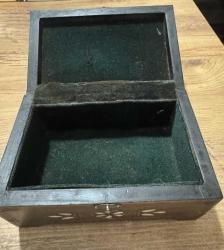 Antika El işçiliği desenli, Sedef ve Pirinç kakmalı ahşap Takı aksesuar kutusu. İçi kadife kaplıdır, temiz ve sağlam durumdadır. Hem dekoratif hem kullanışlı bir üründür. Koleksiyonluk veya hediye için uygundur. Boy 21 cm En 13 cm Yüksekliği 13cm