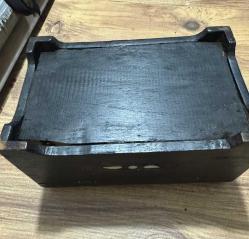 Antika El işçiliği desenli, Sedef ve Pirinç kakmalı ahşap Takı aksesuar kutusu. İçi kadife kaplıdır, temiz ve sağlam durumdadır. Hem dekoratif hem kullanışlı bir üründür. Koleksiyonluk veya hediye için uygundur. Boy 21 cm En 13 cm Yüksekliği 13cm