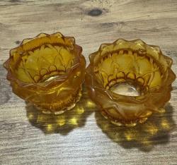 Vintage Bal Rengi Lotus Cam Mumluk / Sosluk Seti Zarif Tasarım Kristal kesim lotus çiçeği formunda, bal rengi (amber) kalın cam. Çapı 9 cm Yüksekliği 7 cm