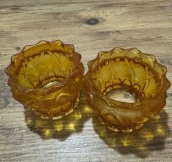 Vintage Bal Rengi Lotus Cam Mumluk / Sosluk Seti Zarif Tasarım Kristal kesim lotus çiçeği formunda, bal rengi (amber) kalın cam. Çapı 9 cm Yüksekliği 7 cm