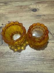 Vintage Bal Rengi Lotus Cam Mumluk / Sosluk Seti Zarif Tasarım Kristal kesim lotus çiçeği formunda, bal rengi (amber) kalın cam. Çapı 9 cm Yüksekliği 7 cm