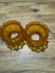 Vintage Bal Rengi Lotus Cam Mumluk / Sosluk Seti Zarif Tasarım Kristal kesim lotus çiçeği formunda, bal rengi (amber) kalın cam. Çapı 9 cm Yüksekliği 7 cm