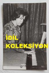 TÜRK SANAT MÜZİĞİ SANATÇISI ve KORO ŞEFİ İNCİ ÇAYIRLI'NIN ORİJİNAL FOTOĞRAFI - 18 x 12 cm EBADINDA - İNCİ ÇAYIRLI PİYANO ÇALARKEN ÇEKİLMİŞ BİR KARE