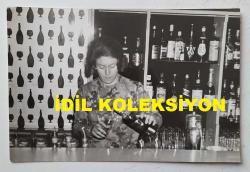 TÜRK SANAT MÜZİĞİ SANATÇISI ve KORO ŞEFİ İNCİ ÇAYIRLI'NIN ORİJİNAL FOTOĞRAFI - 18 x 12 cm EBADINDA - İNCİ ÇAYIRLI İÇKİ KADEHİNE VİSKİ DOLDURURKEN ÇEKİLMİŞ BİR KARE