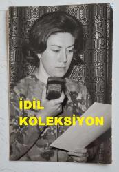 TÜRK SANAT MÜZİĞİ SANATÇISI ve KORO ŞEFİ İNCİ ÇAYIRLI'NIN ORİJİNAL FOTOĞRAFI - 18 x 12 cm EBADINDA - İNCİ ÇAYIRLI REPERTUAR SIRASINDA MİKROFONA ŞARKI OKURKEN ÇEKİLMİŞ BİR KARE