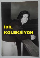 TÜRK SANAT MÜZİĞİ SANATÇISI ve KORO ŞEFİ İNCİ ÇAYIRLI'NIN ORİJİNAL FOTOĞRAFI - 18 x 12 cm EBADINDA - İNCİ ÇAYIRLI BALKONDAN DIŞARIYA BAKARKEN ÇEKİLMİŞ BİR KARE