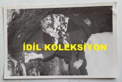 TÜRK SANAT MÜZİĞİ SANATÇISI ve KORO ŞEFİ İNCİ ÇAYIRLI'NIN ORİJİNAL FOTOĞRAFI - 18 x 12 cm EBADINDA - İNCİ ÇAYIRLI MUM YAKIP DİLEK DİLERKEN ÇEKİLMİŞ BİR KARE