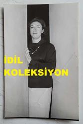 TÜRK SANAT MÜZİĞİ SANATÇISI ve KORO ŞEFİ İNCİ ÇAYIRLI'NIN ORİJİNAL FOTOĞRAFI - 18 x 12 cm EBADINDA - İNCİ ÇAYIRLI KADRAJA POZ VERİRKEN ÇEKİLMİŞ BİR KARE