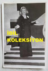 TÜRK SANAT MÜZİĞİ SANATÇISI ve KORO ŞEFİ İNCİ ÇAYIRLI'NIN ORİJİNAL FOTOĞRAFI - 18 x 12 cm EBADINDA - İNCİ ÇAYIRLI KATILDIĞI TV PROGRAMINDA ŞARKI OKURKEN ÇEKİLMİŞ BİR KARE