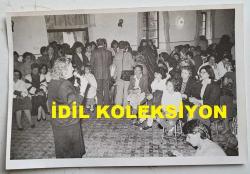 TÜRK SANAT MÜZİĞİ SANATÇISI ve KORO ŞEFİ İNCİ ÇAYIRLI'NIN ORİJİNAL FOTOĞRAFI - 18 x 12 cm EBADINDA - İNCİ ÇAYIRLI MEZUN OLDUĞU ÇAMLICA KIZ LİSESİ'NDE KÜÇÜK BİR KONSER VERİRKEN ÇEKİLMİŞ BİR KARE