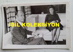 TÜRK SANAT MÜZİĞİ SANATÇISI ve KORO ŞEFİ İNCİ ÇAYIRLI'NIN ORİJİNAL FOTOĞRAFI - 18 x 12 cm EBADINDA - İNCİ ÇAYIRLI, İSTANBUL BÜYÜKŞEHİR BELEDİYESİ BAŞKANI AHMET İSVAN'LA KARŞILIKLI OTURURKEN ÇEKİLMİŞ BİR KARE