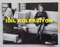 TÜRK SANAT MÜZİĞİ SANATÇISI ve KORO ŞEFİ İNCİ ÇAYIRLI'NIN ORİJİNAL FOTOĞRAFI - 12 x 9 cm EBADINDA - İNCİ ÇAYIRLI, İSTANBUL BÜYÜKŞEHİR BELEDİYESİ BAŞKANI AHMET İSVAN'LA KARŞILIKLI OTURURKEN ÇEKİLMİŞ BİR KARE