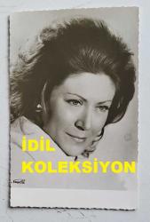 TÜRK SANAT MÜZİĞİ SANATÇISI ve KORO ŞEFİ İNCİ ÇAYIRLI'NIN ORİJİNAL FOTOĞRAFI - 13,5 x 9 cm EBADINDA - İNCİ ÇAYIRLI, STÜDYO EROL'DA POZ VERİRKEN ÇEKİLMİŞ BİR KARE