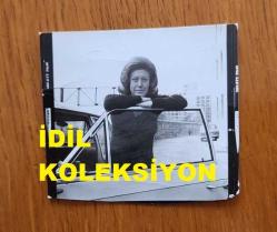 TÜRK SANAT MÜZİĞİ SANATÇISI ve KORO ŞEFİ İNCİ ÇAYIRLI'NIN ORİJİNAL AJANS-BASIN FOTOĞRAFI - 6 x 5,5 cm EBADINDA - İNCİ ÇAYIRLI OTOMOBİLİN KAPISINDA POZ VERİRKEN ÇEKİLMİŞ BİR KARE