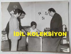 TÜRK SANAT MÜZİĞİ SANATÇISI ve KORO ŞEFİ İNCİ ÇAYIRLI'NIN ORİJİNAL BÜYÜK BOY FOTOĞRAFI - 24 x 18 cm EBADINDA - İNCİ ÇAYIRLI PLAK MUKAVELESİ İMZALARKEN ÇEKİLMİŞ NET KALİTEDE BİR FOTOĞRAF... ÖZEL ARŞİV!