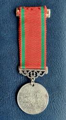 TC, Osmanlı Dönemi Gümüş Liyakat Madalyası. Abdülhamit Han Döneminde Devlet İçinde Yararlılık Göstermiş Kişilere Verilen Üzerinde Osmanlı Devlet Arması Bulunan Yüksek Kondisyonda Gümüş Liyakat Madalyası. Askı Kısmı (Kurdelesi) Yeni Yapılmıştır. Madalya Orijinaldir.