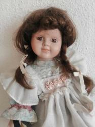 40 cm PORSELEN BEBEK ÖRGÜLÜ SAÇLI GÜLÜMSEYEN BEBEK ÇOK TATLI KUSURSUZ GÜZEL STAND SATIŞ DIŞI