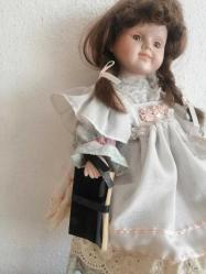 40 cm PORSELEN BEBEK ÖRGÜLÜ SAÇLI GÜLÜMSEYEN BEBEK ÇOK TATLI KUSURSUZ GÜZEL STAND SATIŞ DIŞI