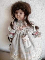 40 cm PORSELEN BEBEK ÖRGÜLÜ SAÇLI GÜLÜMSEYEN BEBEK ÇOK TATLI KUSURSUZ GÜZEL STAND SATIŞ DIŞI