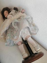 40 cm PORSELEN BEBEK ÖRGÜLÜ SAÇLI GÜLÜMSEYEN BEBEK ÇOK TATLI KUSURSUZ GÜZEL STAND SATIŞ DIŞI