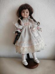 40 cm PORSELEN BEBEK ÖRGÜLÜ SAÇLI GÜLÜMSEYEN BEBEK ÇOK TATLI KUSURSUZ GÜZEL STAND SATIŞ DIŞI