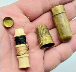 Osmanlı Dönemi Pirinç İğnedanlık. 6 cm x 2 cm.