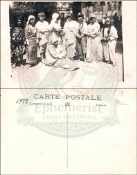 Tiyatro, yerel ve geleneksel kıyafetler içerisinde bir grup genç kız ve oturan figür. Arka yüzü 1928 tarihli. (Orijinal Fotoğraf, S/B, 1928, 9x14 cm.)