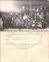 Karlı havada ellerinde kar toplarıyla poz veren kalabalık öğrenci grubu ve öğretmenleri. (Orijinal Fotoğraf, S/B, 1930'lar, 9x14 cm.)