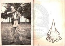 Elinde makineli tüfekle nişan vaziyetinde duran asker hatırası. Foto Doğan (Orijinal Fotoğraf, S/B, 1940'lar, 6x9 cm.)