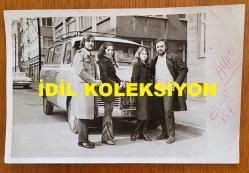 SELÇUK ALAGÖZ & RANA ALAGÖZ'ÜN ORİJİNAL FOTOĞRAFI - 18 x 12 cm EBADINDA - SELÇUK ALAGÖZ, EŞİ BİRSEN ALAGÖZ, ARANA ALAGÖZ ve EŞİ TAYLAN KÖK, ALIŞVERİŞE GİTTİKLERİ SIRADA HATIRA POZU VERİRLERKEN ÇEKİLMİŞ BİR KARE