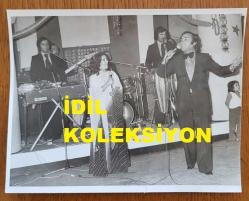 Efemera - SELÇUK ALAGÖZ & RANA ALAGÖZ'ÜN ORİJİNAL FOTOĞRAFI - 15,5 x 12 cm EBADINDA - SELÇUK ALAGÖZ ve RANA ALAGÖZ, KEŞAN'DAKİ TOPÇU GECESİNDE SAHNE ALIRLARKEN ÇEKİLMİŞ BİR KARE - kitantik - kitaLog