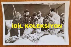 SELÇUK ALAGÖZ & RANA ALAGÖZ'ÜN ORİJİNAL FOTOĞRAFI - 18 x 12 cm EBADINDA - SELÇUK ALAGÖZ, EŞİ BİRSEN ALAGÖZ, ARANA ALAGÖZ ve EŞİ TAYLAN KÖK, PAZARDAN ALIŞVERİŞ YAPARLARKEN ÇEKİLMİŞ BİR KARE