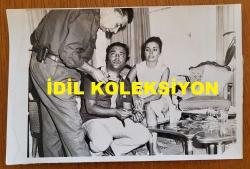 SELÇUK ALAGÖZ & RANA ALAGÖZ'ÜN ORİJİNAL FOTOĞRAFI - 18 x 12 cm EBADINDA - SELÇUK ALAGÖZ ve RANA ALAGÖZ KARDEŞLER EVLERİNDE YAŞANAN BİR OLAY NEDENİYLE GELEN BAŞKOMİSERLE KONUŞURLARKEN ÇEKİLMİŞ BİR KARE