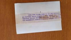 SELÇUK ALAGÖZ & RANA ALAGÖZ'ÜN ORİJİNAL FOTOĞRAFI - 18 x 12 cm EBADINDA - SELÇUK ALAGÖZ ve RANA ALAGÖZ KARDEŞLER EVLERİNDE YAŞANAN BİR OLAY NEDENİYLE GELEN BAŞKOMİSERLE KONUŞURLARKEN ÇEKİLMİŞ BİR KARE