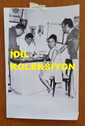 SELÇUK ALAGÖZ & RANA ALAGÖZ'ÜN ORİJİNAL FOTOĞRAFI - 18 x 12 cm EBADINDA - SELÇUK ALAGÖZ ve RANA ALAGÖZ KARDEŞLER EVLERİNE GİRİP SADECE 2 KARTON SİGARA ÇALAN HIRSIZ OLAYI SONRASINDA KARAKOLDA İFADE VERİRLERKEN ÇEKİLMİŞ BİR KARE